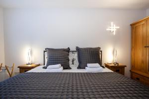 凯西克Keswick Ground floor apartment with parking的一间卧室，有一张大床，配有两盏灯