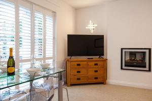 Keswick Ground floor apartment with parking的电视和/或娱乐中心