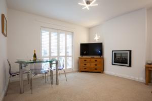 Keswick Ground floor apartment with parking的电视和/或娱乐中心