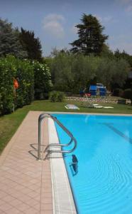 basen z poręczą w wodzie w obiekcie Welcome Traveller L'APPARTAMENTO DI NORMA w mieście Bardolino