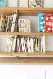 ein hölzernes Bücherregal voller Bücher in der Unterkunft House in Chacras de Coria Ruta del Vino in Chacras de Coria