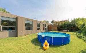 ein Haus mit einem großen Pool im Garten in der Unterkunft House in Chacras de Coria Ruta del Vino in Chacras de Coria