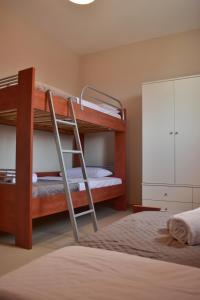 Dviaukštė lova arba lovos apgyvendinimo įstaigoje Villa Filippos