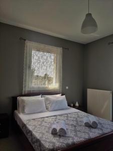 sypialnia z łóżkiem z 2 kapciami w obiekcie Villa Filippos w mieście Tsoukalades