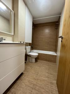łazienka z toaletą i wanną w obiekcie Apartamento con terraza,2 min de la playa, Ares w mieście Ares +23 zdjęcia