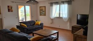 TV a/nebo společenská místnost v ubytování 130m2 qui surplombe la baie de Calvi vue citadelle