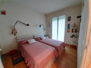 ein Schlafzimmer mit zwei Betten und einem Fenster in der Unterkunft Nuova casa al lago con piscina in Desenzano del Garda + 28 Fotos
