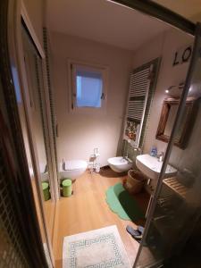 ein Badezimmer mit Toilette, Badewanne und Waschbecken in der Unterkunft Nuova casa al lago con piscina in Desenzano del Garda