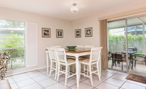 Gallery image of Crescent Street 1138 A, pet-friendly, 2 bedrooms, Pool, Walk to the beach in Siesta Key