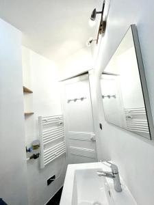 Ένα μπάνιο στο Appartement Milhan avec climatisation centre ville