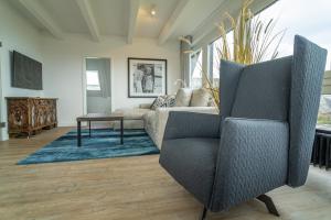uma sala de estar com um sofá e uma mesa em Appartement Hüs Wattblick Hüs Wattblick em Munkmarsch