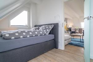 um quarto com uma cama e uma sala de estar em Appartement Hüs Wattblick Hüs Wattblick em Munkmarsch