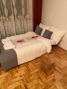 um quarto com uma cama com rosas vermelhas em Bella Casa Economy Villa - Skibowa, close to Bielany em Breslávia