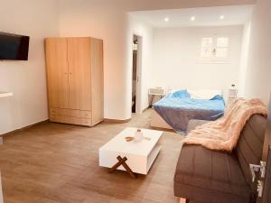 Postel nebo postele na pokoji v ubytování Louvros Luxury Suites