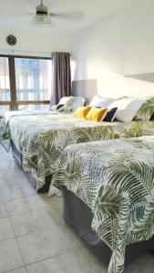 two beds sitting next to each other in a bedroom at CORAZOn BUENOs AIREs PLATINo in Buenos Aires