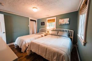 Ein Bett oder Betten in einem Zimmer der Unterkunft Cozy Keyes Cottage