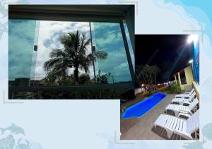uma vista para um edifício com cadeiras brancas e uma palmeira em Hostel Pedacinho do Céu em Itanhaém
