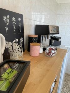 una cucina con piano di lavoro e macchinetta del caffè di Appartement dans un beau quartier à Anderlecht a Bruxelles