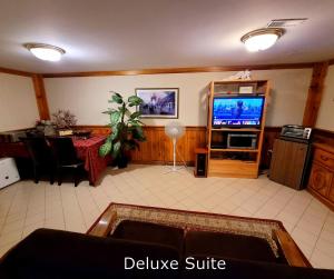 A Stunning Chalet Style Home في تورونتو: غرفة معيشة مع تلفزيون وغرفة طعام