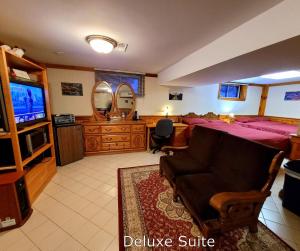 um quarto com uma cama, uma televisão e um sofá em A Stunning Chalet Style Home em Toronto
