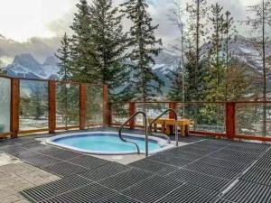 Der Swimmingpool an oder in der Nähe von Sunny Tranquil Woods Turret in Falcon Crest Lodge