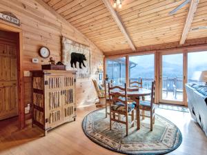 Resting Bears, 3 Bedrooms, Sleeps 8, Fireplace, Pool, Golf, Hot Tub, View