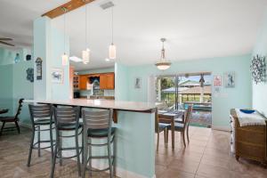 uma cozinha com uma ilha com bancos de bar em Dolphin Cove em Palm Coast
