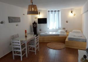 1 dormitorio con cama, escritorio y mesa en Villa Adriana, en Parikia