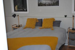 Postel nebo postele na pokoji v ubytování Kea Ridge King Ensuite Room
