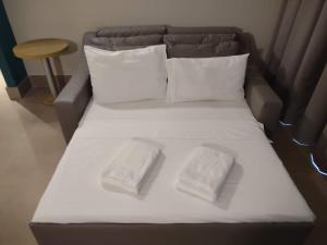 un lit avec deux oreillers blancs dessus dans l'établissement Solar das Águas Park Resort - Apartamento em Olímpia para 5 pessoas, à Olímpia 68 autres photos