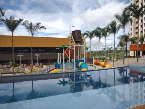 un parc aquatique avec un toboggan et une aire de jeux dans l'établissement Solar das Águas Park Resort - Apartamento em Olímpia para 5 pessoas, à Olímpia