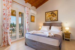 1 dormitorio con cama y ventana grande en Villa Senses, en Pouládes