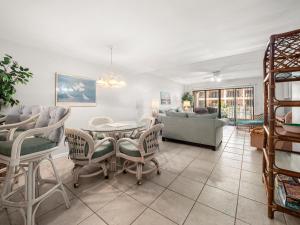 een woonkamer met een tafel en stoelen bij Sea Place 14158, 2 Bedrooms, Ground Floor, Pool, Tennis, Sleeps 6, WiFi in St. Augustine