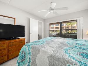 een slaapkamer met een bed en een flatscreen-tv bij Sea Place 14158, 2 Bedrooms, Ground Floor, Pool, Tennis, Sleeps 6, WiFi in St. Augustine