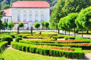 a garden in front of a building with a building at Drina apartman in Banja Koviljača