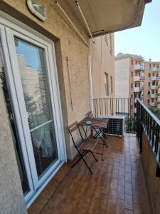 un balcone con tavolo e sedie su un balcone di Sweet Home a Trieste