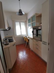 una cucina con un tavolo e delle sedie di Sweet Home a Trieste