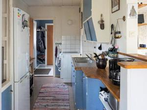 Een keuken of kitchenette bij Holiday home RONNEBY VIII