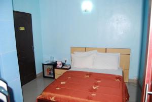سرير أو أسرّة في غرفة في Koraf Hotels