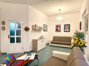 ein Wohnzimmer mit einem Sofa und einem Tisch in der Unterkunft casa perla in Golfo Aranci