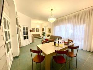 a living room with a dining room table and chairs at casa perla in Golfo Aranci