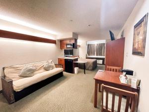 a living room with a couch and a kitchen at WELCOME INN & SUITES in Tunica Resorts