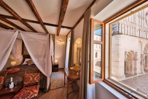 pokój z łóżkiem i oknem w obiekcie Luxury Rooms Contessa Vitali w mieście Zadar