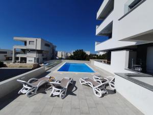 Bazén v ubytování Luxury Apartment Majda with a pool nebo v jeho okolí