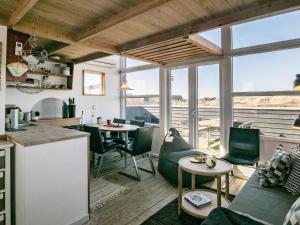cocina y sala de estar con vistas al océano en Holiday home Brovst XVII, en Brovst