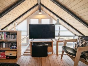 TV a/nebo společenská místnost v ubytování Holiday home Brovst XVII