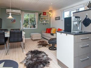 a room with a kitchen and a living room at Holiday home Rømø CXXII in Bolilmark