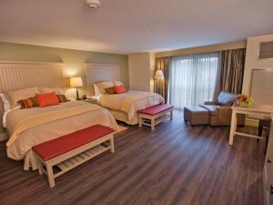 Postel nebo postele na pokoji v ubytování 1000 Islands Harbor Hotel