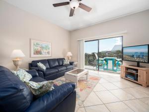 Una sala de estar con un sofá y un televisor de pantalla plana. en Ocean Village Club Q37, en St. Augustine