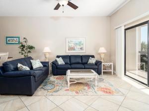 una sala de estar con un sofá y una mesa en Ocean Village Club Q37, en St. Augustine